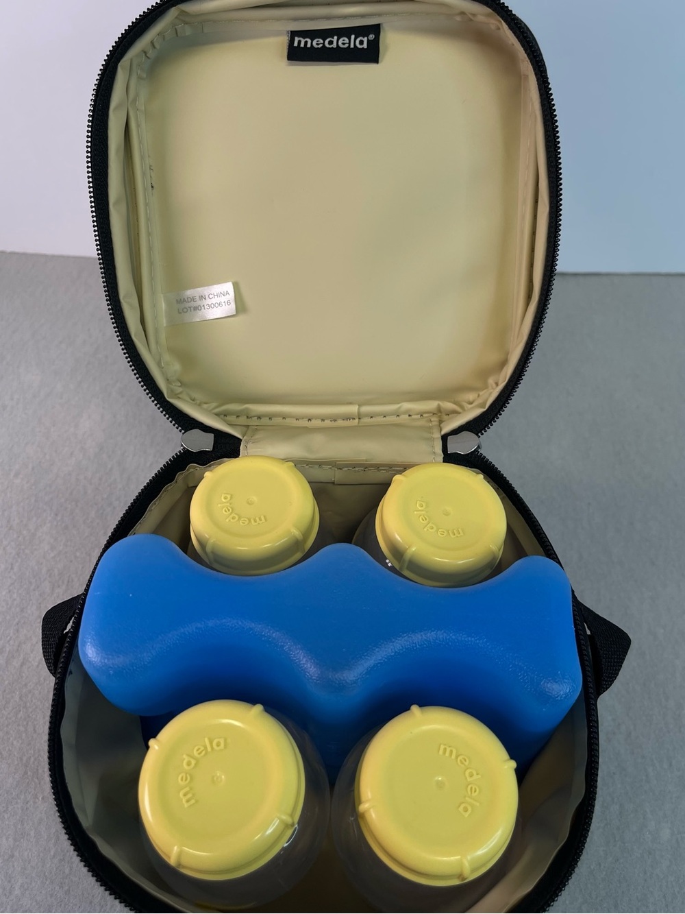 Medela® Breastmilk Insulated Cooler Set - Bag, 4 Bottles, Ice Pack Baby Child